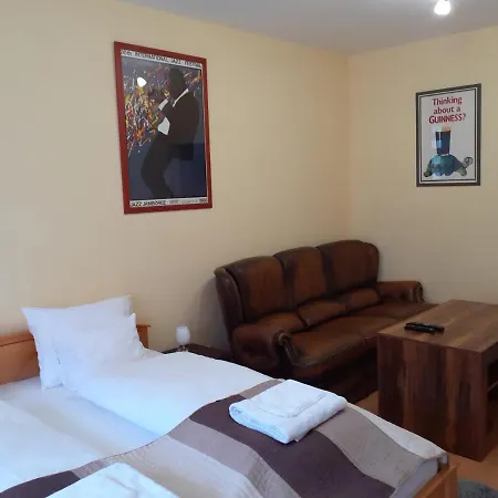 Macskafogo, Tunderi Szallas A Belvarosban *