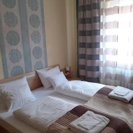 Macskafogo, Tunderi Szallas A Belvarosban * Gyor